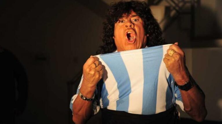 La Mona imitó a Messi y levantó la Copa del Mundo