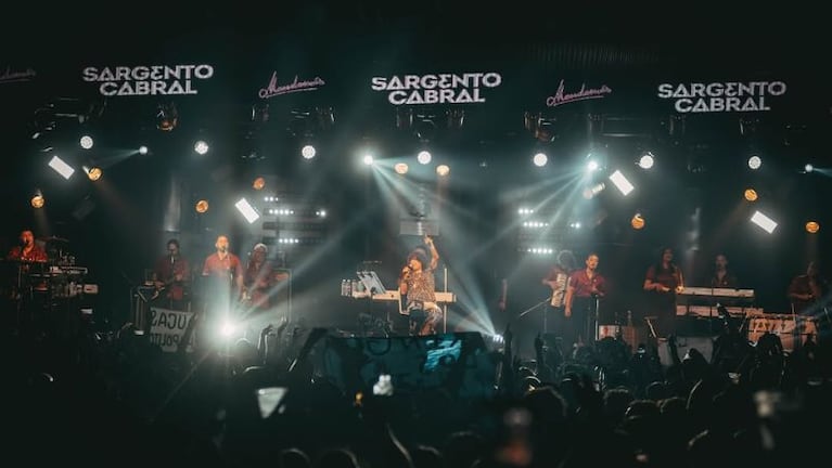 La Mona Jiménez cantó sentado en el Sargento Cabral.