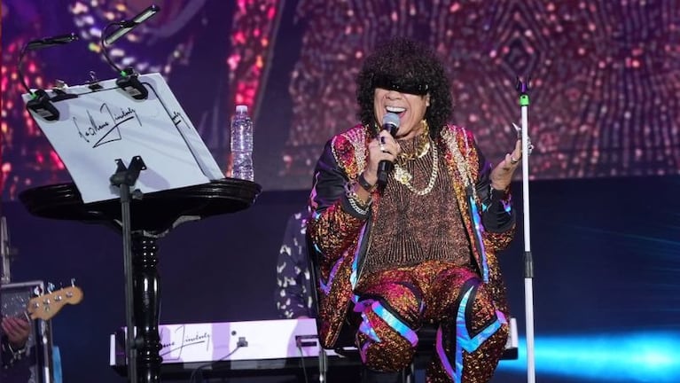 La Mona Jiménez cantó sentado por un problema en el tobillo.