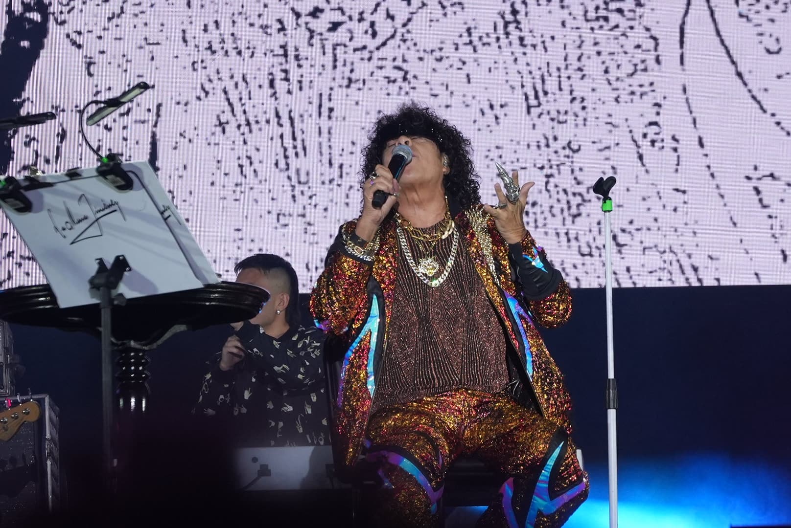 La Mona Jiménez cantó sentado por un problema en el tobillo.