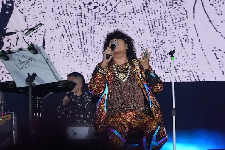 La Mona Jiménez cantó sentado por un problema en el tobillo.