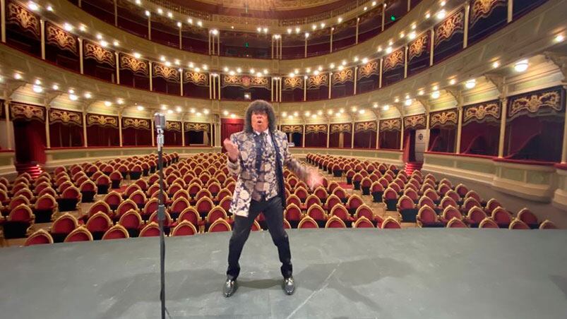 La Mona Jiménez, con look de gala para cantar el Himno Nacional.