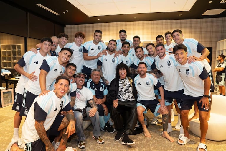 La Mona Jiménez conoció a la Selección Argentina.
