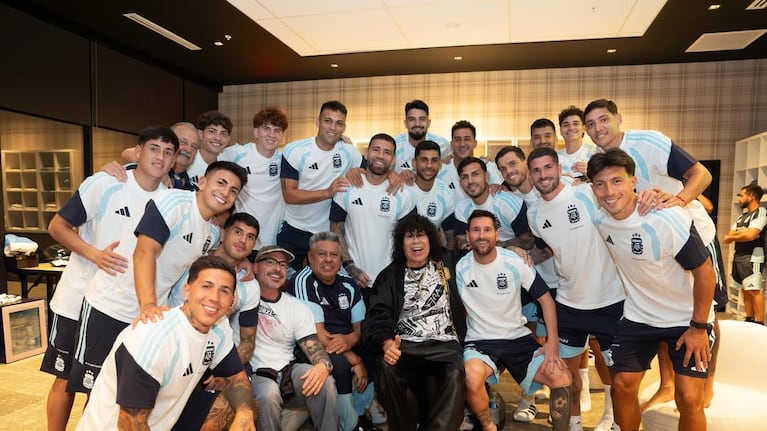 La Mona Jiménez conoció a la Selección Argentina.