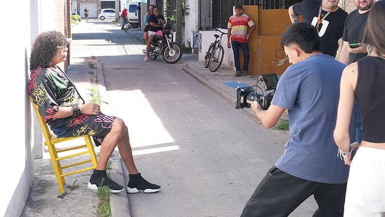 La Mona Jiménez grabó su nuevo videoclip y revolucionó barrio Alberdi.