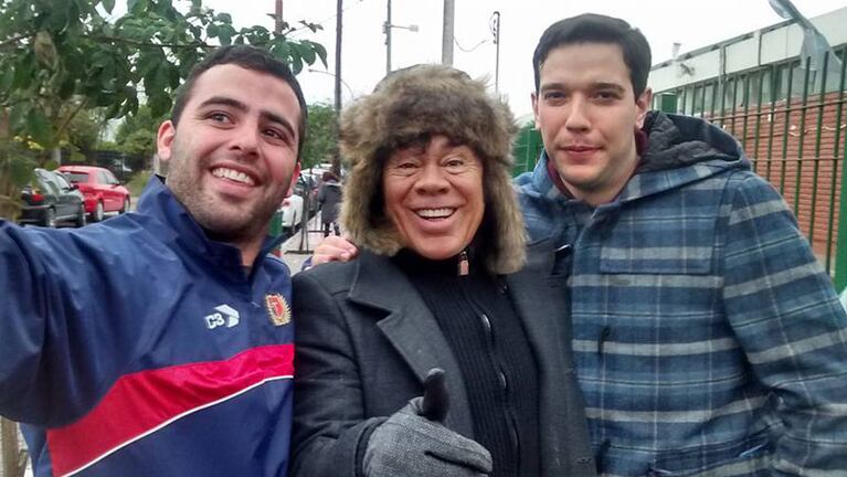 La Mona Jiménez provocó un revuelo entre fanáticos en la escuela donde votó. Foto: Pepe Toval.