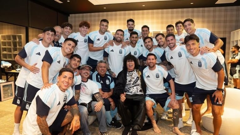La Mona JIménez visitó a los jugadores de la selección argentina.