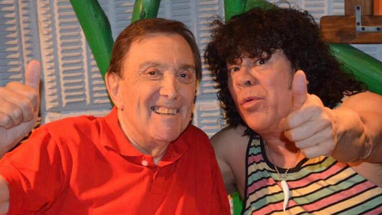 La Mona junto a Carlitos Rolán.