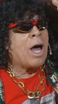 La Mona protagonizó una de las mejores entradas de la historia cantando 4 veces seguidas “Beso a beso”