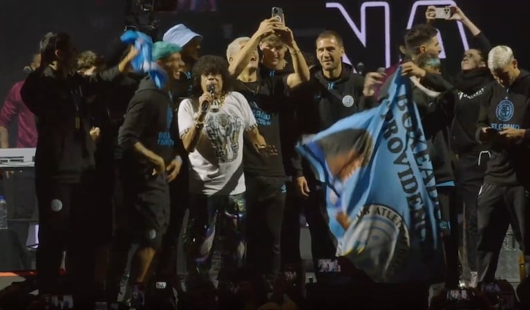 La Mona recibió a los campeones.