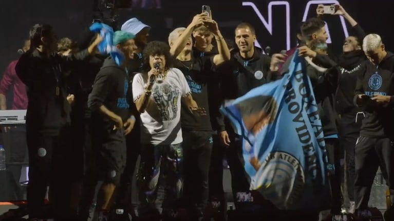 La Mona recibió a los campeones.