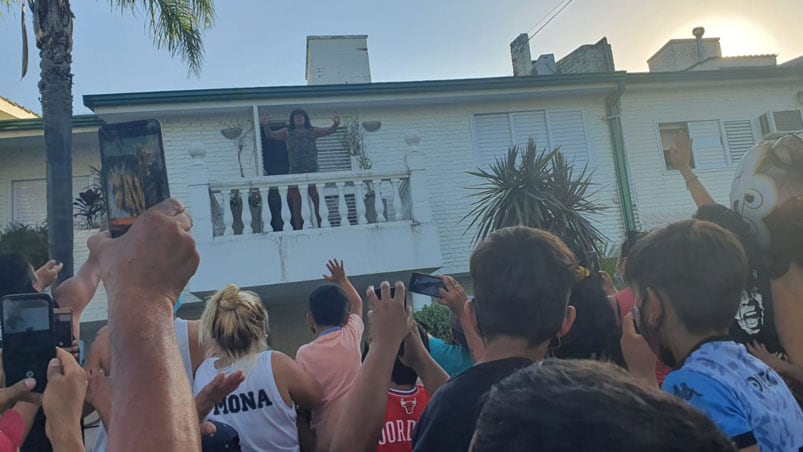 La Mona recibió a sus fanáticos en su casa del Cerro de las Rosas.