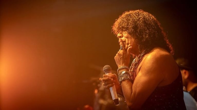 La Mona revivió su regreso al Sargento Cabral con un enganchado en vivo.