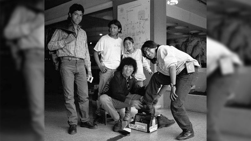 La Mona, Walter y sus amigos, en la puerta del hotel Leo III.