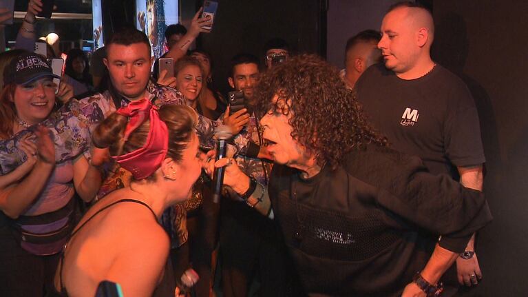 La Mona y Lore cantando en el Museo Bar.