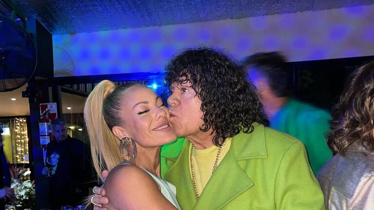 La Mona y Nati, disfrutando en un casamiento.