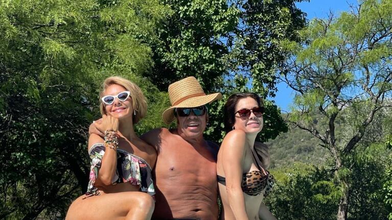 La Mona y sus hijas disfrutando del lunes.