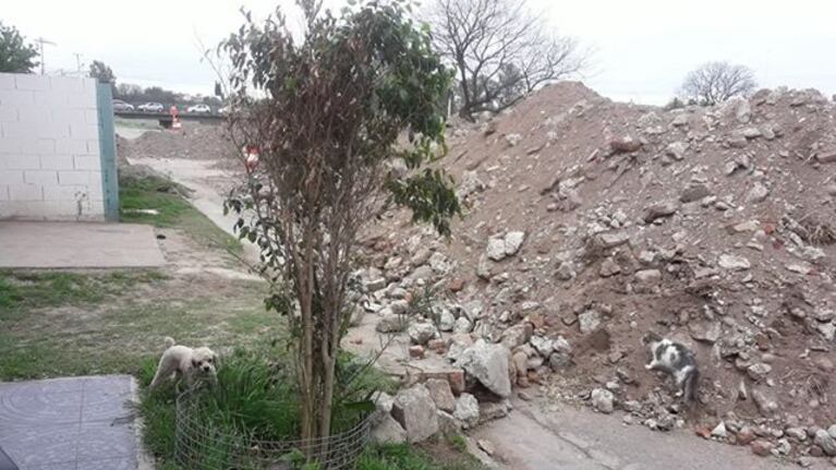 La montaña de tierra bloquea el frente de la casa del vecino.
