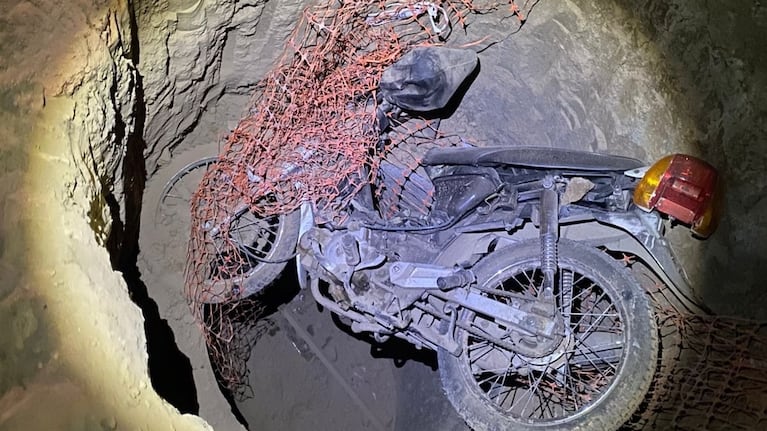 La moto cayó terminó en el interior de la excavación.