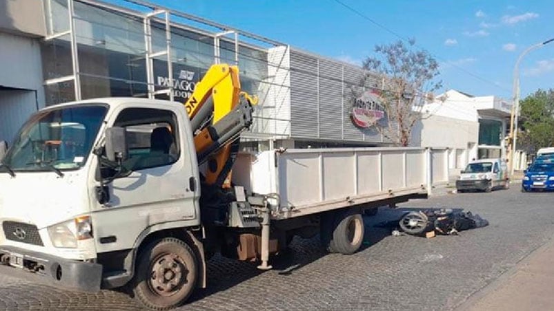 La moto chocó contra la parte de atrás de un camión estacionado. 