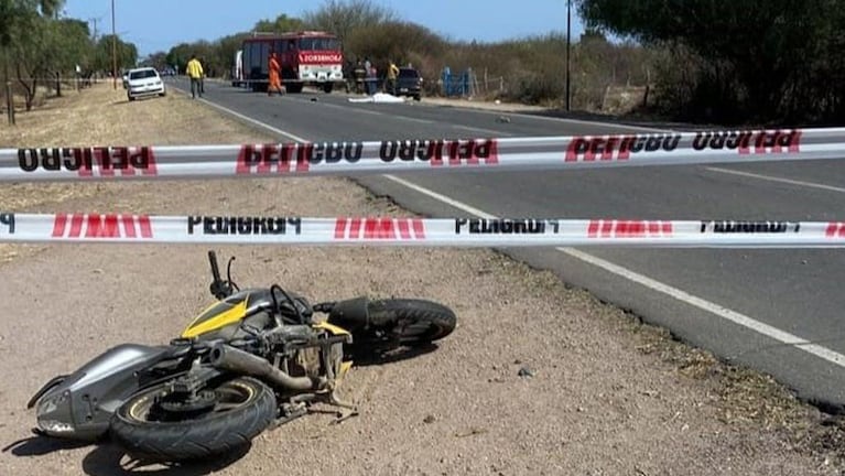 La moto de la víctima del accidente en Villa Quilino. Foto: Franco Samuel Farías/Diario Primer Informe.