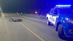 La moto de la víctima del choque fatal quedó en medio de la ruta.