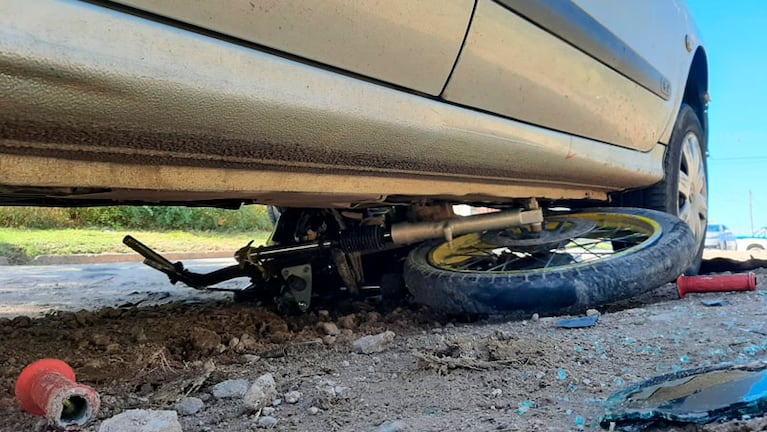 La moto de los ladrones quedó debajo del auto del hombre que los persiguió. (Foto: La Estafeta)