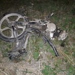 La moto de los menores muertos terminó partida en dos.