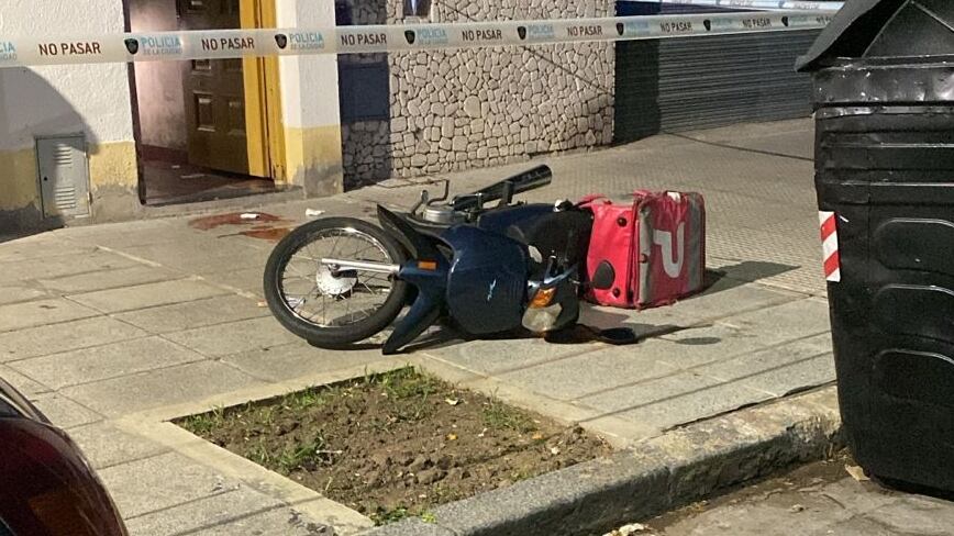 La moto del delivery al que intentaron asaltar.