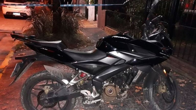 La moto del ladrón abandonada en la fallida entradera en San Isidro.