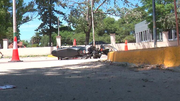 La moto del ladrón fallecido luego de chocar con un rastrojero. Foto: ElDoce.tv