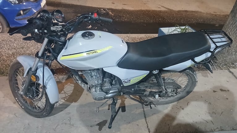 La moto fue recuperada pero un cómplice del ladrón escapó y está prófugo.