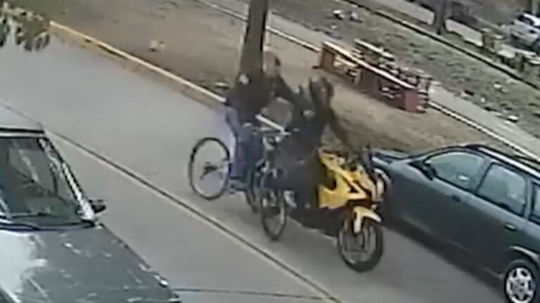 La moto pasó a un auto e impactó al hombre de lleno.