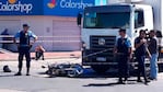 La moto quedó debajo del camión. Detrás, el joven que conducía el vehículo embestido.