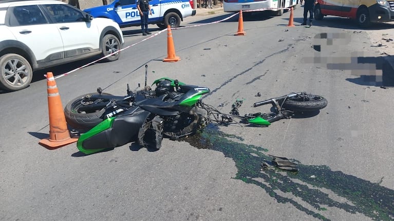 La moto quedó destrozada luego del choque en barrio Remedios de Escalada.