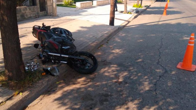 La moto quedó destruida sobre la vereda. Foto: Cadena 3.
