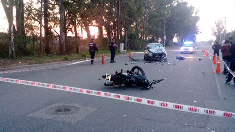 La moto quedó destruida tras el choque con el auto.
