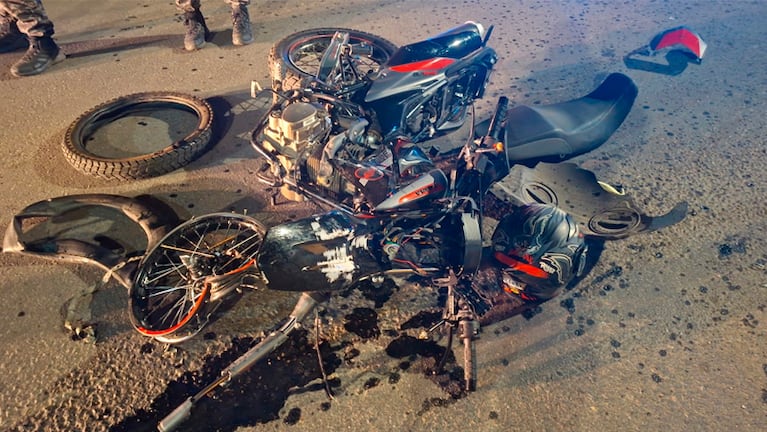 La moto quedó destruida tras el impacto.