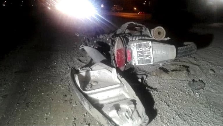 La moto quedó destruida tras el impacto con el camión. Foto: Telediario Digital.