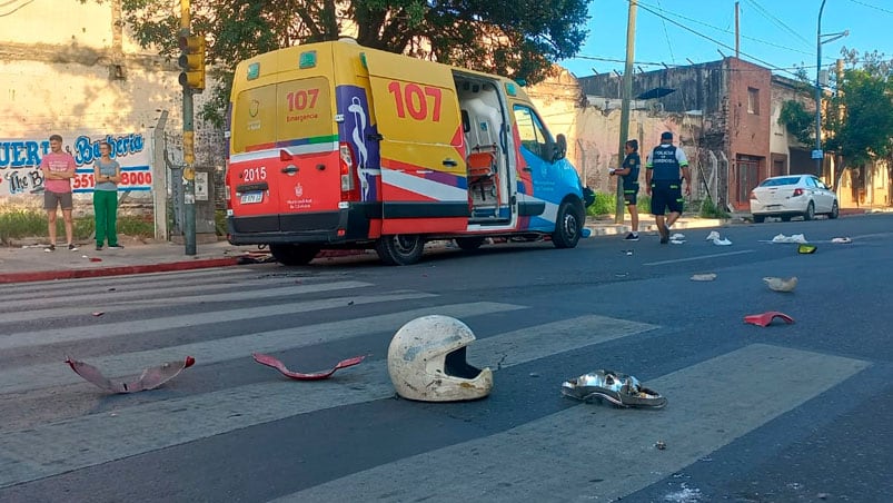 La moto quedó destruida tras ser embestida por un auto.