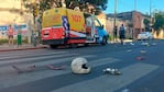 La moto quedó destruida tras ser embestida por un auto.