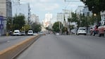 La moto venía por una avenida y fue embestida por un auto, desde una calle a mano derecha.