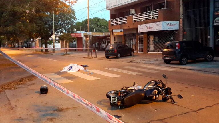 La moto y el casco que no llevaban puesto los ocupantes.