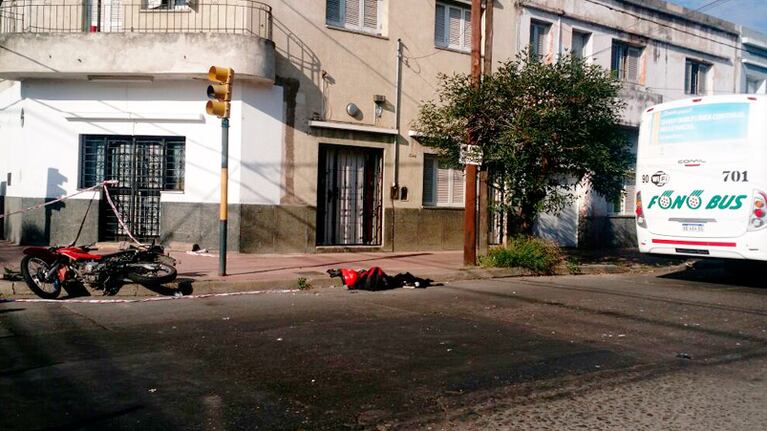 La moto y el colectivo quedaron en el lugar. Fotos: Karina Vallori.