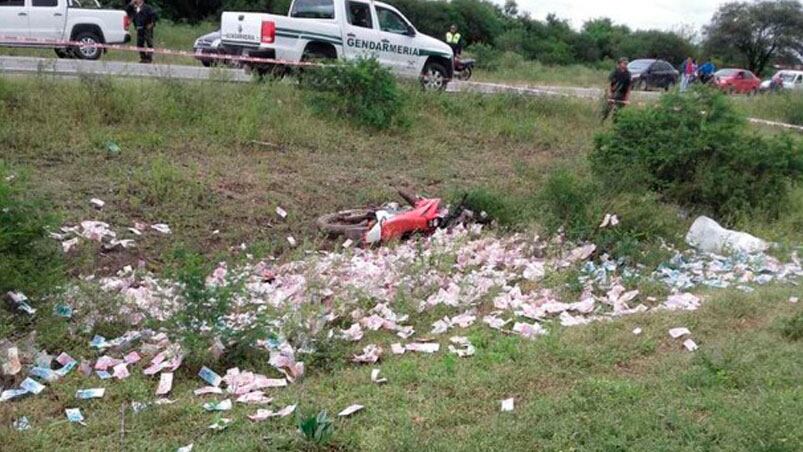 La moto y el dinero quedaron en la cuneta, tras el robo en Burruyacu.