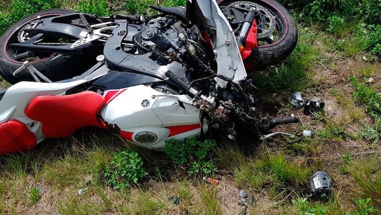 La moto Yamaha R 1 quedó destruida tras impactar con un auto en Copina.