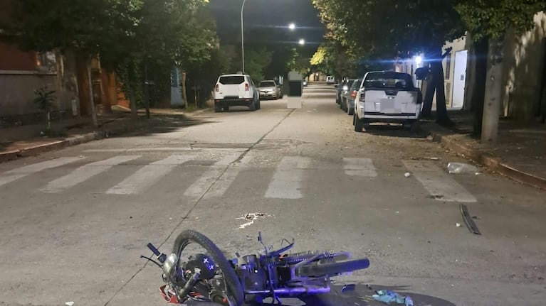 La motocicleta en la que circulaba el joven chocó contra un automóvil.