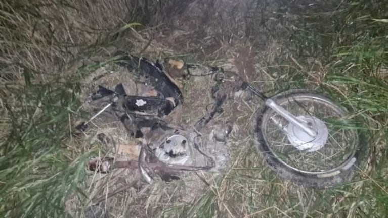 La motocicleta quedó destrozada a raíz del violento choque.