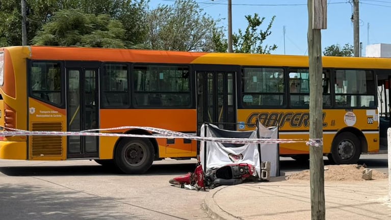 La motociclista de 34 años murió atropellada por un colectivo en barrio Policial.