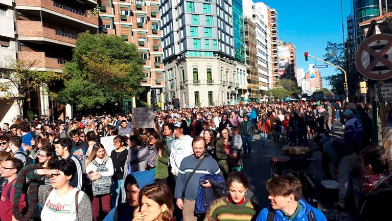 La movilización avanza hacia al ex Plaza Vélez Sarsfield.